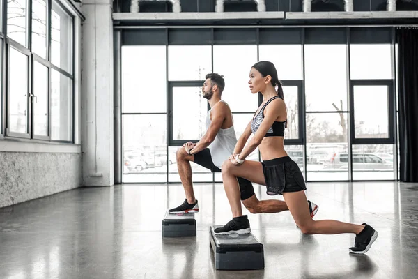 Sidovy Sportiga Ung Man Och Kvinna Utbildning Med Steg Plattformar — Stockfoto