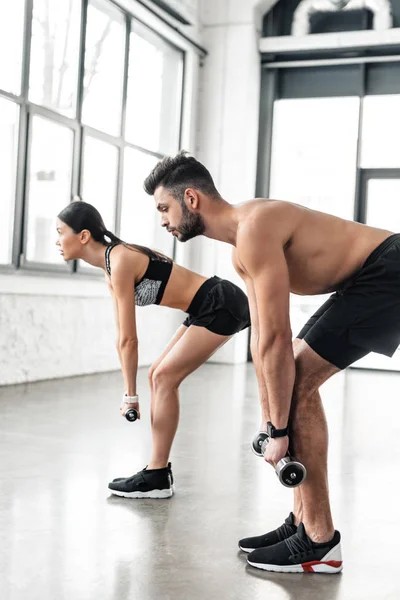 Side View Sporty Young Couple Exercising Dumbbells Gym — Stock Photo, Image