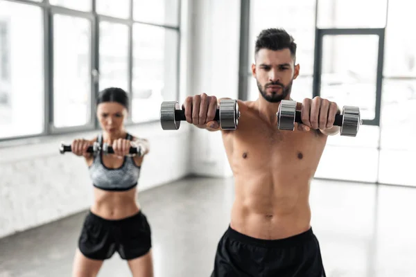 Jovem Casal Desportivo Exercitando Com Halteres Ginásio — Fotografia de Stock