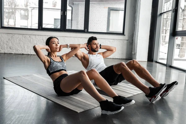 Abs Yapıyor Atletik Genç Çift Yoga Paspaslar Spor Salonunda Egzersiz Telifsiz Stok Fotoğraflar