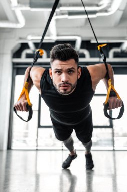 asılı ve spor salonunda direnç gruplarla eğitim yakışıklı ciddi genç sporcu