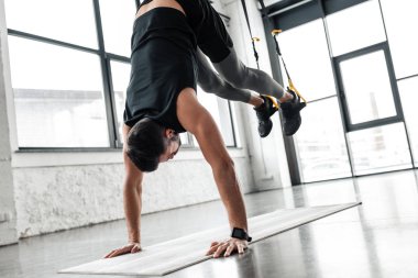 amut yoga mat performans ve spor salonunda direnç gruplarla eğitim atletik genç adam