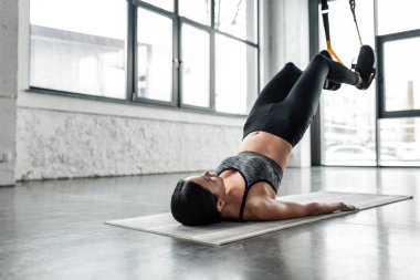 süspansiyon askıları içinde jimnastik salonu ile spor eğitimi atletik genç kadın