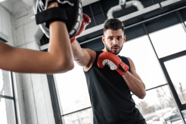 kısmi görünümünü eğitmen ve birlikte eğitim spor salonunda boks eldiven erkek boxer  