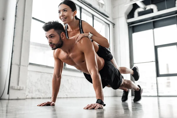 Musculoso Sin Camisa Joven Haciendo Flexiones Con Sonrisa Chica Deportiva — Foto de Stock