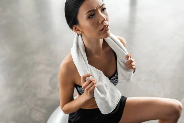 High Angle View Serious Sporty Girl Holding Towel Looking Away — Stock Photo, Image