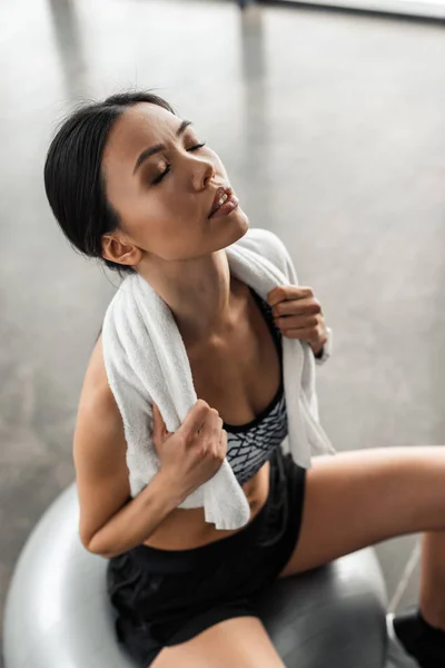 High Angle View Exhausted Sportswoman Towel Shoulders Closed Eyes Sitting — Stock Photo, Image