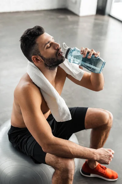 Vista Ángulo Alto Joven Deportista Sin Camisa Con Toalla Sentado — Foto de Stock