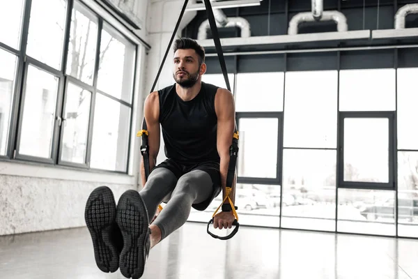 Guapo Musculoso Joven Deportista Haciendo Ejercicio Con Correas Suspensión Gimnasio —  Fotos de Stock