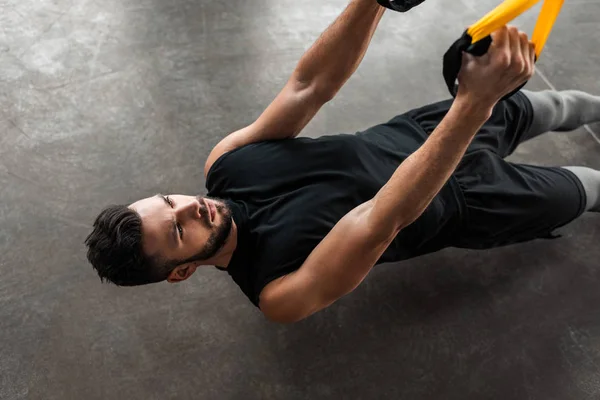 Vista Ángulo Alto Concentración Muscular Joven Entrenamiento Con Correas Suspensión — Foto de Stock