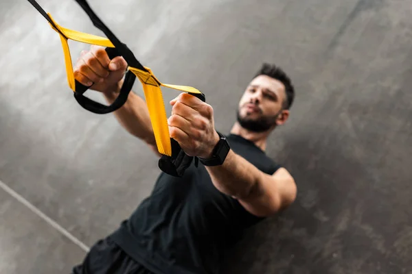 High Angle View Muscular Young Man Sportswear Hanging Training Resistance — Stock Photo, Image