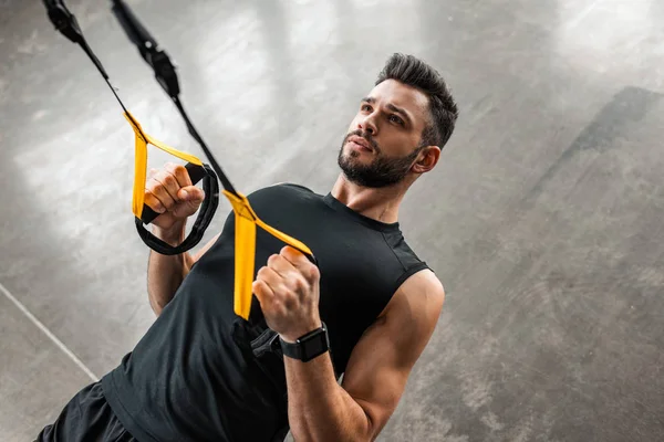 High Angle View Athletic Young Man Sportswear Hanging Training Resistance — Stock Photo, Image