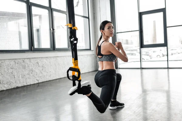 Sportieve Jongedame Sportkleding Training Met Weerstand Bands Kijken Naar Camera — Stockfoto