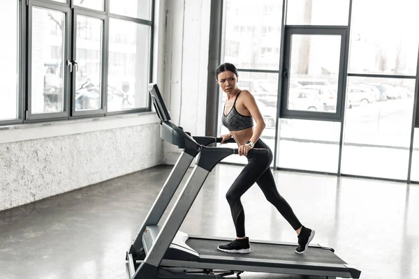Sportif Genç Kadın Spor Salonunda Treadmill Egzersiz Görünümünü Tam Uzunlukta — Stok fotoğraf