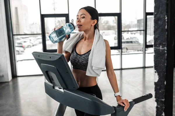 Beautiful Young Sportswoman Towel Shoulders Standing Treadmill Drinking Water Gym — Stock Photo, Image