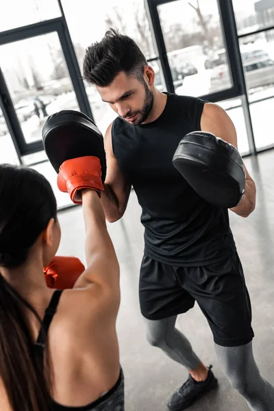 Tiro Cortado Esportista Luvas Boxe Exercício Com Treinador Ginásio — Fotografia de Stock