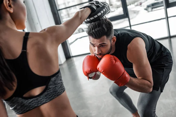 Tiro Recortado Joven Deportista Boxeador Masculino Entrenando Juntos Gimnasio — Foto de Stock