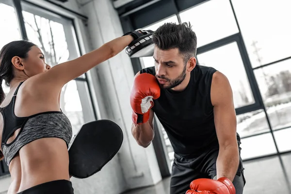 Genç Erkek Boxer Kadın Eğitmen Birlikte Spor Salonunda Egzersiz — Stok fotoğraf
