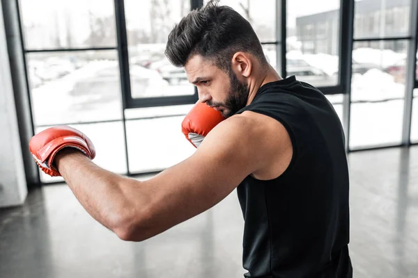 Csinos Sportos Fiatal Férfi Képzés Edzőteremben Boksz Kesztyűket Oldalnézete — Stock Fotó