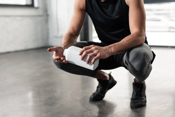 Beskuren Bild Sportsman Holding Plastbehållare Och Tillämpa Talkpuder Händer Gymmet — Stockfoto