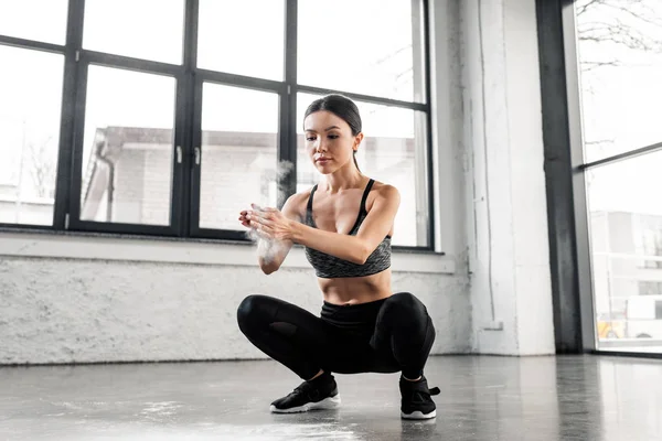 Athletic Young Woman Sportswear Crouching Applying Talcum Powder Hands Gym — Stock Photo, Image
