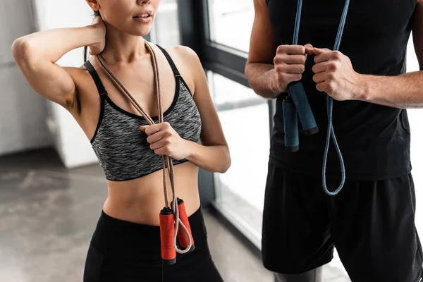 Recortado Disparo Joven Deportista Deportista Sosteniendo Saltar Las Cuerdas Gimnasio —  Fotos de Stock