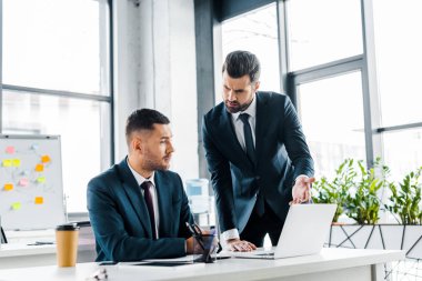 yakışıklı işadamı tartışma iş arkadaşınız ile modern ofis 