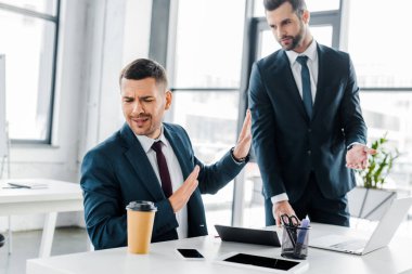 üzgün işadamı modern ofis iş arkadaşınız uzak döndü 