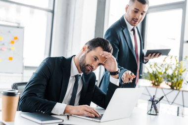 seçici odak yakışıklı işadamı modern ofiste dizüstü iş arkadaşınız yakınındaki kullanma 