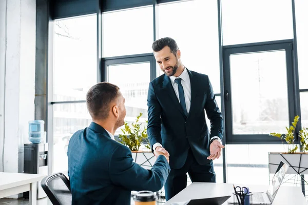 Bonito Empresário Apertando Mãos Com Colega Trabalho Escritório Moderno — Fotografia de Stock