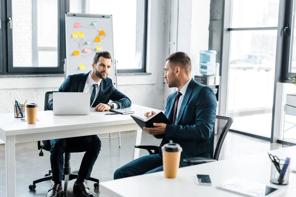 Homem Negócios Bonito Falando Com Colega Trabalho Com Notebook Escritório — Fotografia de Stock