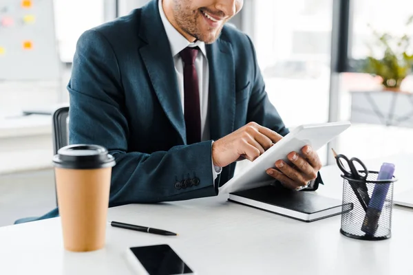 Vista Cortada Empresário Alegre Segurando Tablet Digital Sorrindo Escritório Moderno — Fotografia de Stock