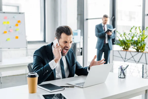 Enfoque Selectivo Guapo Hombre Negocios Gritando Oficina Moderna — Foto de Stock