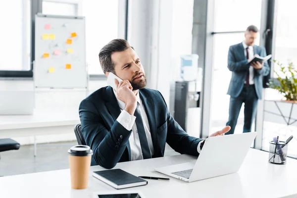 Enfoque Selectivo Hombre Negocios Guapo Hablando Teléfono Inteligente Con Colega —  Fotos de Stock