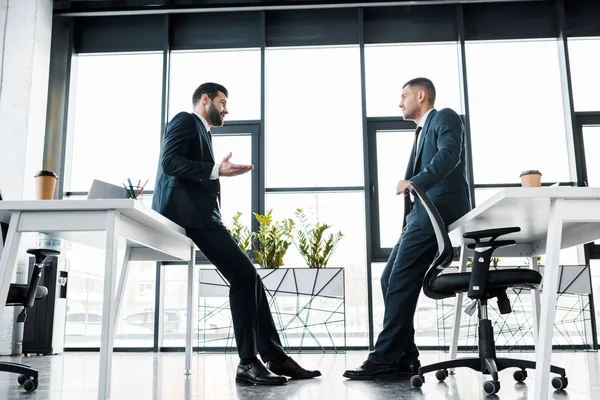 Hombres Negocios Ropa Formal Teniendo Discusión Oficina Moderna — Foto de Stock