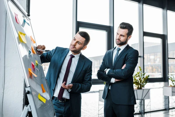 Hombres Negocios Guapos Mirando Pizarra Blanca Oficina Moderna — Foto de Stock