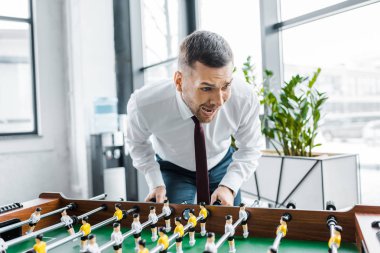 formal giyim masa futbolu oynayan işadamı heyecanlı 