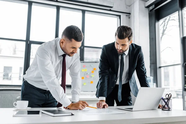Confident Businessmen Having Discussion While Standing Desk Modern Office — Stock Photo, Image