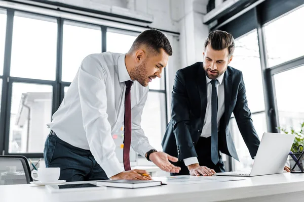 Businessmen Having Discussion While Standing Desk Modern Office — Stock Photo, Image