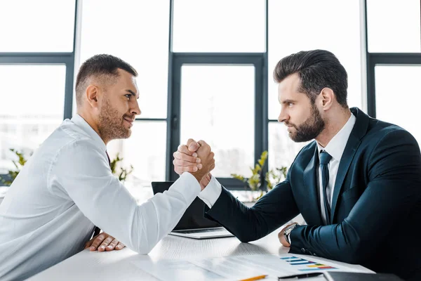 Guapos Hombres Negocios Compitiendo Brazo Lucha Oficina Moderna — Foto de Stock