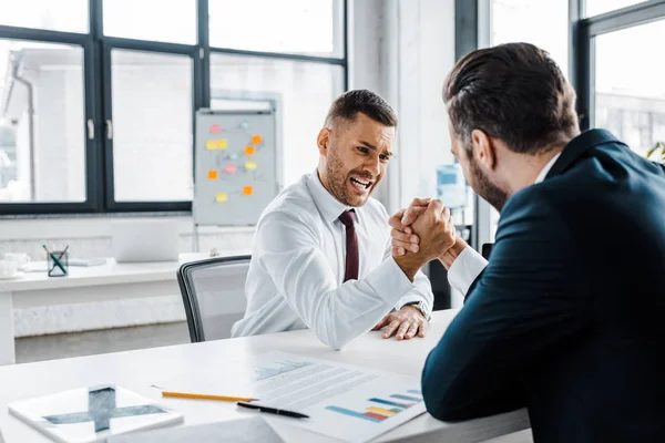 Schöner Geschäftsmann Konkurriert Modernen Büro Mit Einem Kollegen Den Arm — Stockfoto