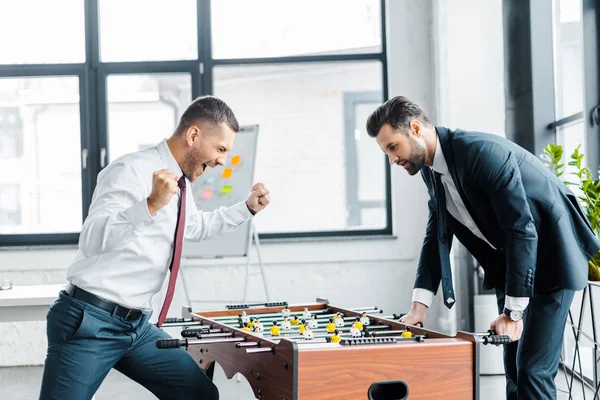 Hombres Negocios Felices Jugando Fútbol Mesa Oficina Moderna — Foto de Stock