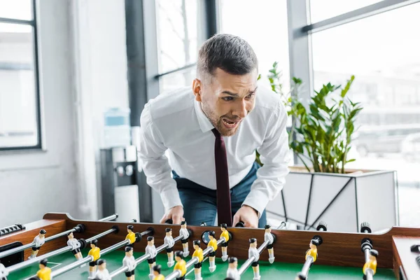 formal giyim masa futbolu oynayan işadamı heyecanlı 