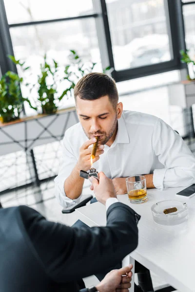 Hombre Negocios Ropa Formal Fumar Cigarro Cubano Cerca Compañero Trabajo — Foto de Stock