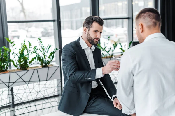 Guapo Barbudo Hombre Negocios Tostando Con Vaso Whisky Con Colega — Foto de Stock