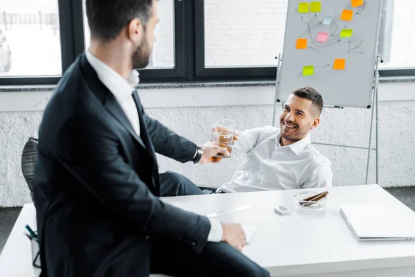 Vrolijke Zakenman Rammelende Met Alcohol Drinken Glas Met Collega Moderne — Stockfoto