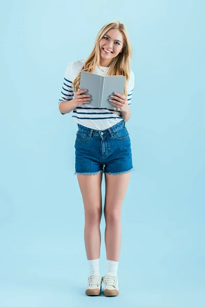 Usmívající Žena Pózuje Knihou Modrém Pozadí — Stock fotografie