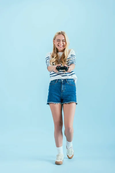 Alegre Sonriente Chica Sosteniendo Gamepad Sobre Fondo Azul — Foto de Stock