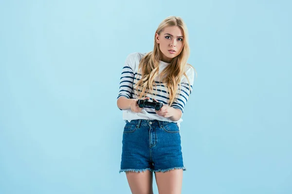 Όμορφη Συμπυκνωμένο Ξανθιά Κοπέλα Παίζει Βιντεοπαιχνίδια Joystick Που Απομονώνονται Μπλε — Φωτογραφία Αρχείου