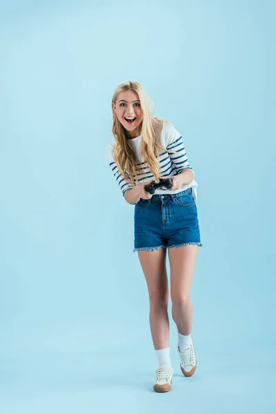 Glada Unga Kvinna Som Håller Gamepad Blå Bakgrund — Stockfoto